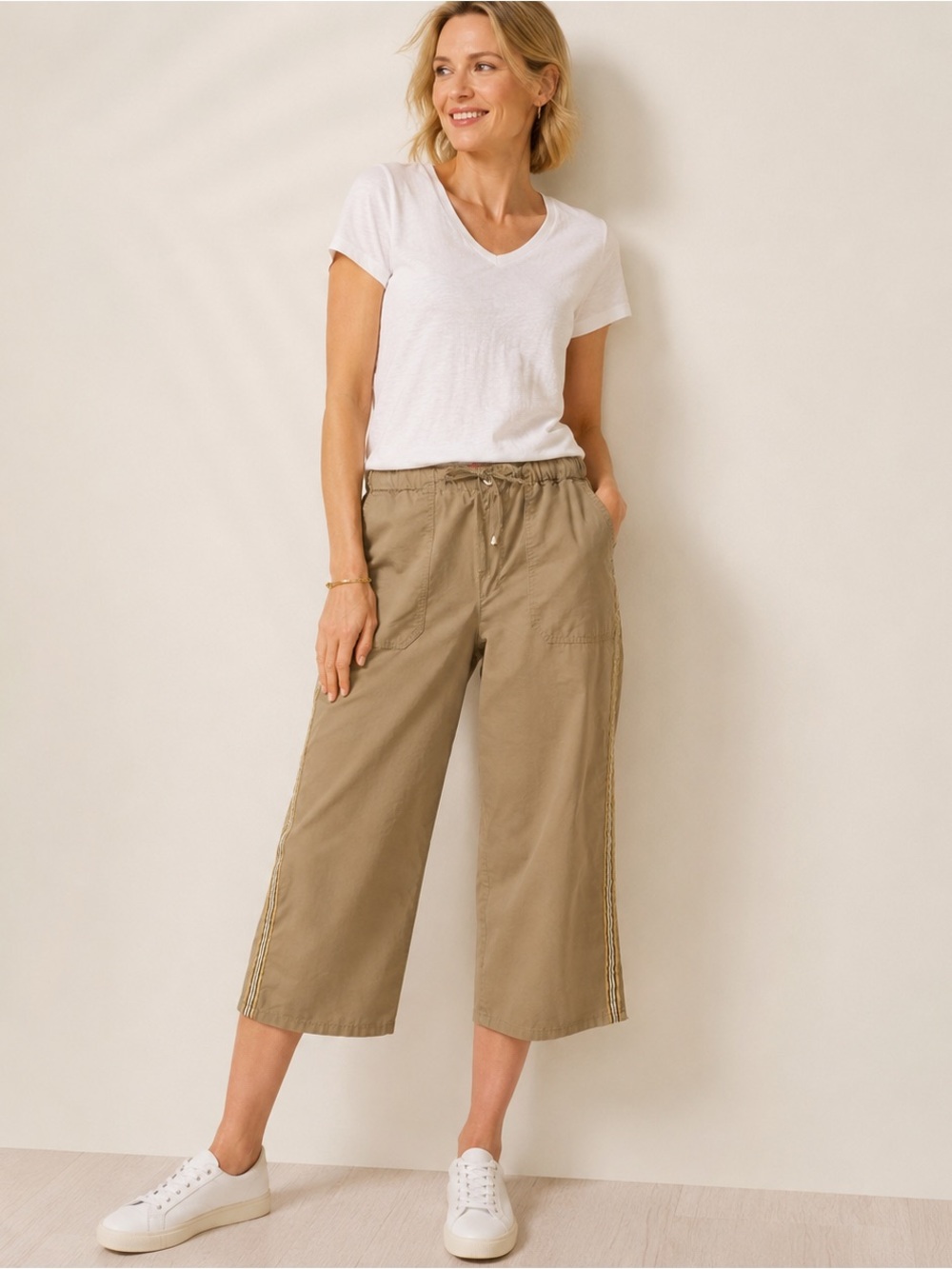 Gloria Vanderbilt Size 12 Khaki Cropped  Pants Side Stripe
